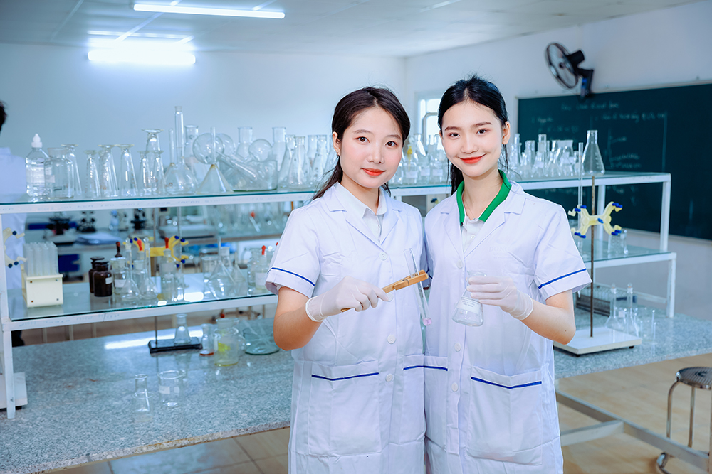Chương trình đào tạo đại học ngành Kỹ thuật xét nghiệm y học được điều chỉnh nhằm mục đích nâng cao chất lượng đào tạo đại học, thực hiện các chương trình đổi mới cơ bản và toàn diện giáo dục đại học Việt Nam. Chương trình đào tạo đại học ngành Kỹ thuật xét nghiệm y học kế thừa từ chương trình đào tạo ban hành 2023 và được điều chỉnh bổ sung, phát triển nhiều nội dung mới như: Sửa mục tiêu, chuẩn đầu ra, tăng thời lượng cho khối kiến thức chuyên ngành… để đáp ứng với yêu cầu mới của giáo dục đại học và chuẩn đầu ra theo yêu cầu thị trường lao động có liên quan đến ngành dược trong nước và hội nhập quốc tế trong điều kiện mới.
